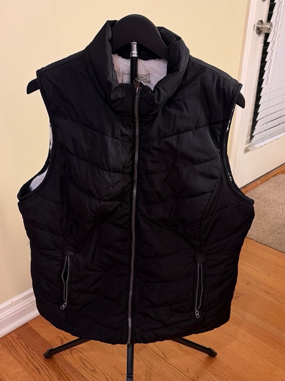 GreenTea Women's Black Quilted Puffer Vest